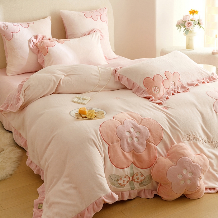 91家纺网 家纺一手货源 找家纺 绒梦里 2024新款加厚韩版贴布绣花牛奶绒-梦之花系列 梦之花-梦幻粉