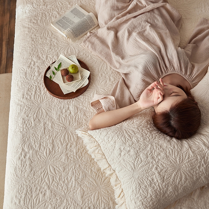 91家纺网 家纺一手货源 找家纺 安莱生活 2024新品百分百全棉密道绗缝成品酵素洗多功能床盖三件套 浅花