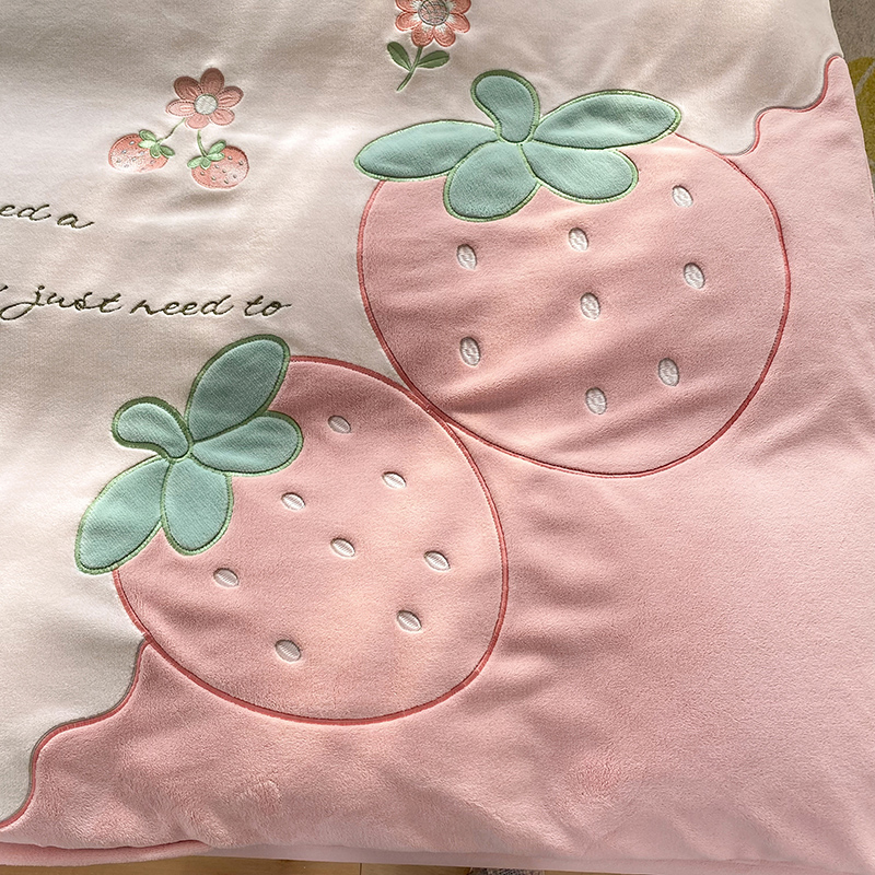 91家纺网 家纺一手货源 找家纺 绒棉世家2025新款全消光牛奶绒-粉色草莓牛奶绒贴布绣四件套