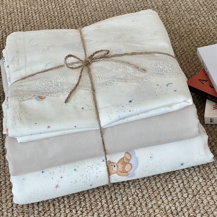 91家纺网 家纺一手货源 找家纺 2024新款全棉印花双层纱四件套--蕾丝花边款 熊仔星球