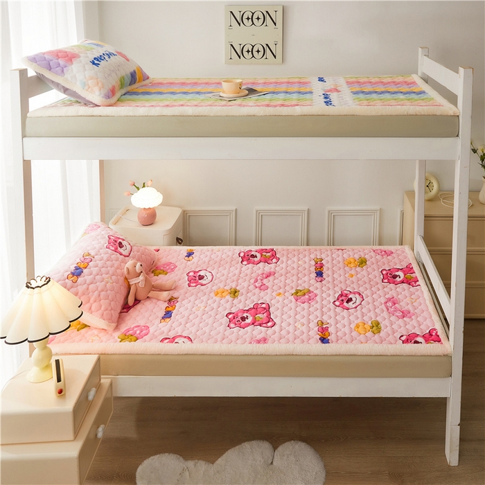 91家纺网 家纺一手货源 找家纺 喜居 2024新款A类加厚牛奶绒床褥子学生床垫子薄床垫床褥垫 草莓熊