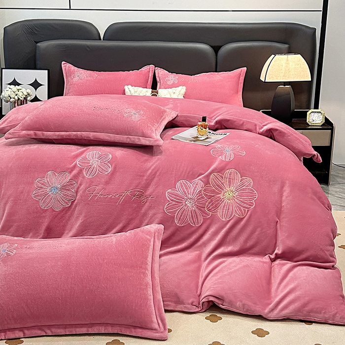 91家纺网 家纺一手货源 找家纺 陌乘坊家纺 2024新款牛奶绒刺绣四件套-倾城系列 倾城-豆沙色