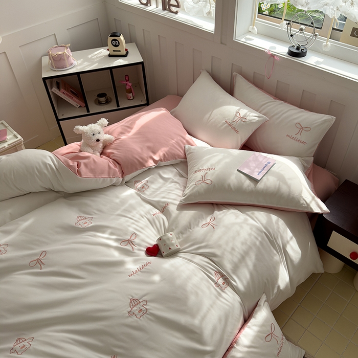 91家纺网 家纺一手货源 找家纺 曼谷 帽子狗刺绣四件套磨毛床上用品水洗棉三件套件 帽子狗-米白粉