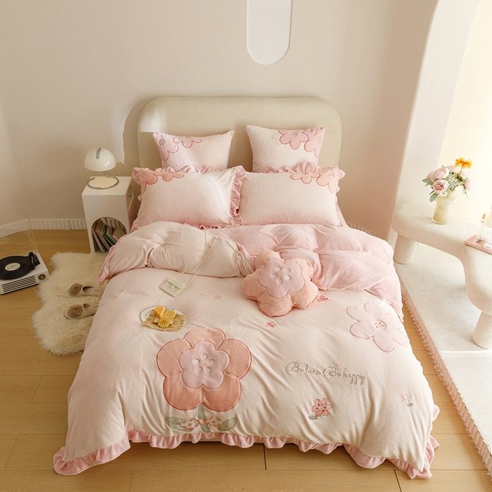 91家纺网 家纺一手货源 找家纺 绒梦里 2024新款加厚韩版贴布绣花牛奶绒-梦之花系列 梦之花-梦幻粉