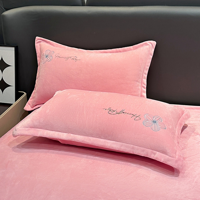 91家纺网 家纺一手货源 找家纺 陌乘坊家纺 2024新款牛奶绒刺绣四件套-倾城系列 倾城-樱花粉