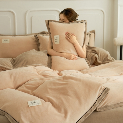 91家纺网 家纺一手货源 找家纺 （总）贝诗梦 2025新款高克重纯色牛奶绒宽边工艺款四件套