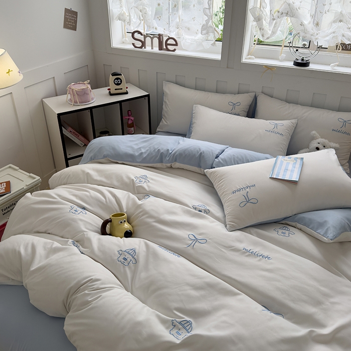 91家纺网 家纺一手货源 找家纺 曼谷 帽子狗刺绣四件套磨毛床上用品水洗棉三件套件 帽子狗-米白蓝