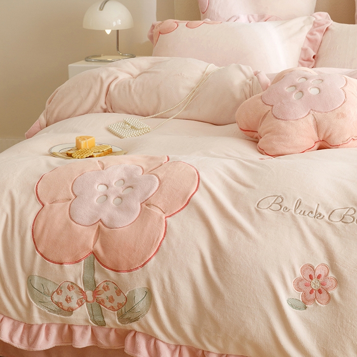 91家纺网 家纺一手货源 找家纺 绒梦里 2024新款加厚韩版贴布绣花牛奶绒-梦之花系列 梦之花-梦幻粉