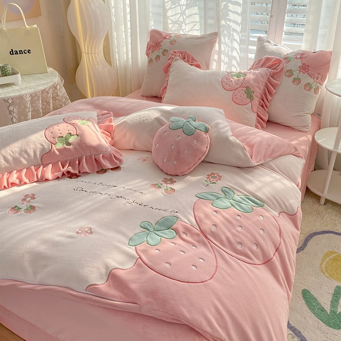 91家纺网 家纺一手货源 找家纺 绒棉世家2025新款全消光牛奶绒-粉色草莓牛奶绒贴布绣四件套