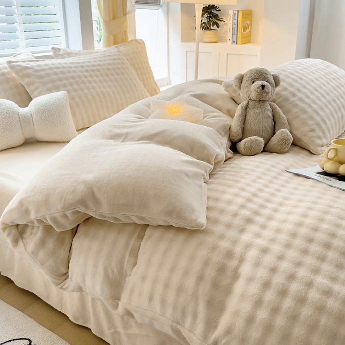 91家纺网 家纺一手货源 找家纺 琪琪阁家纺 2024新款牛奶绒泡泡绒四件套 奶油白