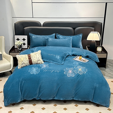 91家纺网 家纺一手货源 找家纺 陌乘坊家纺 2024新款牛奶绒刺绣四件套-倾城系列 倾城-宾利蓝