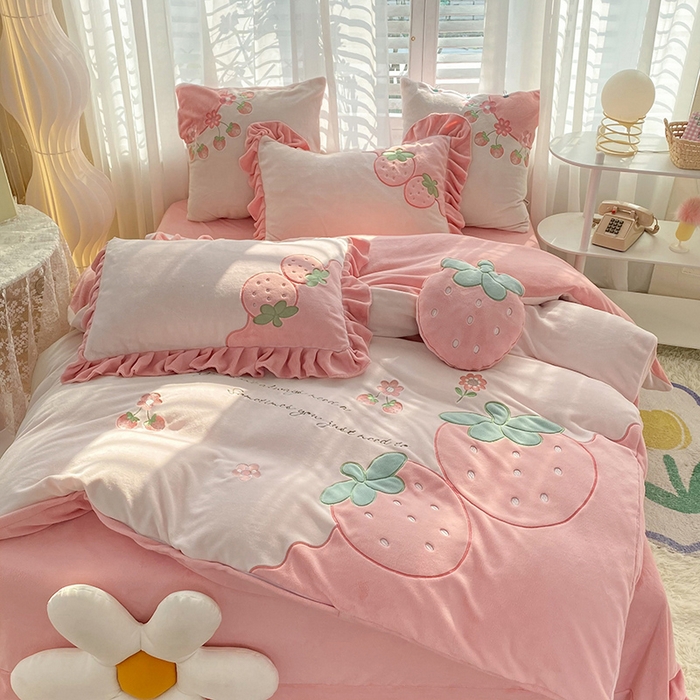 91家纺网 家纺一手货源 找家纺 绒棉世家2025新款全消光牛奶绒-粉色草莓牛奶绒贴布绣四件套