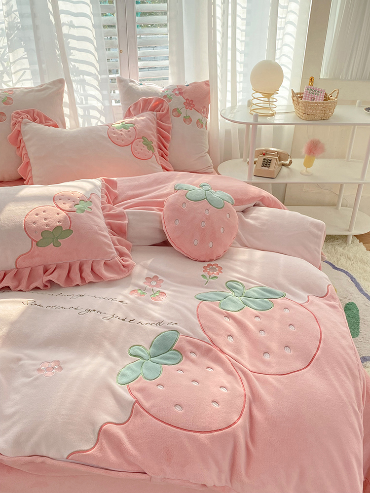 91家纺网 家纺一手货源 找家纺 绒棉世家2025新款全消光牛奶绒-粉色草莓牛奶绒贴布绣四件套