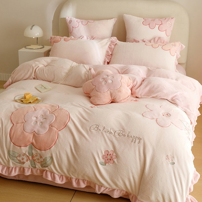 91家纺网 家纺一手货源 找家纺 绒梦里 2024新款加厚韩版贴布绣花牛奶绒-梦之花系列 梦之花-梦幻粉