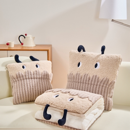91家纺网 家纺一手货源 找家纺 多米家居 2024新款触角款暖绒抱枕被-触角王国之你算哪颗果 可可慕斯
