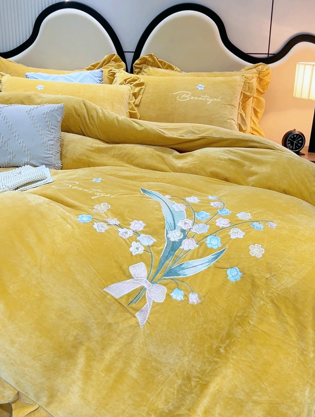 91家纺网 家纺一手货源 找家纺 卡迪亚家纺 2024新款宝宝绒绣花床盖款四件套-铃兰花 姜黄