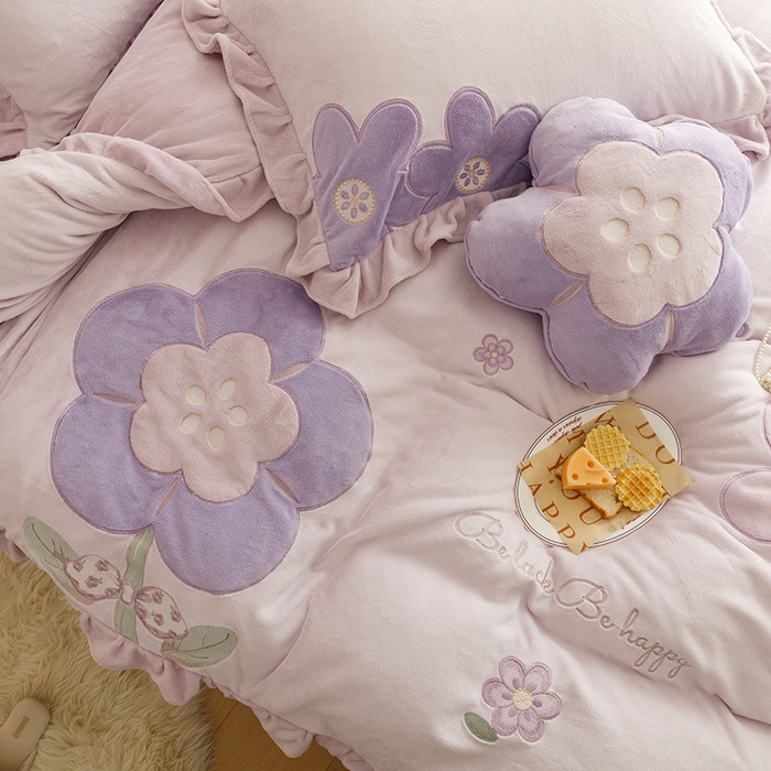 91家纺网 家纺一手货源 找家纺 绒梦里 2024新款加厚韩版贴布绣花牛奶绒-梦之花系列 梦之花-浪漫紫