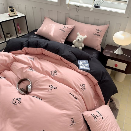 91家纺网 家纺一手货源 找家纺 曼谷 帽子狗刺绣四件套磨毛床上用品水洗棉三件套件 帽子狗-粉黑