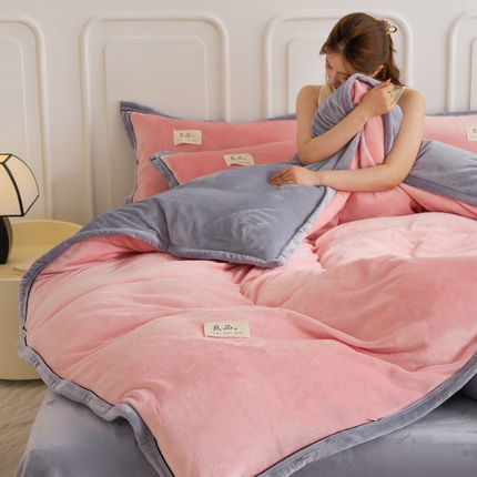 91家纺网 家纺一手货源 找家纺 （总）贝诗梦 2025新款高克重纯色牛奶绒宽边工艺款四件套