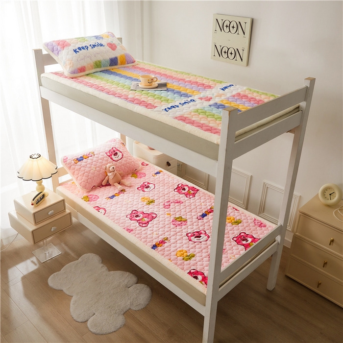 91家纺网 家纺一手货源 找家纺 喜居 2024新款A类加厚牛奶绒床褥子学生床垫子薄床垫床褥垫 草莓熊