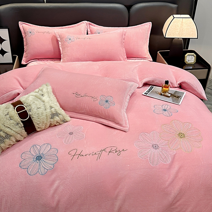 91家纺网 家纺一手货源 找家纺 陌乘坊家纺 2024新款牛奶绒刺绣四件套-倾城系列 倾城-樱花粉