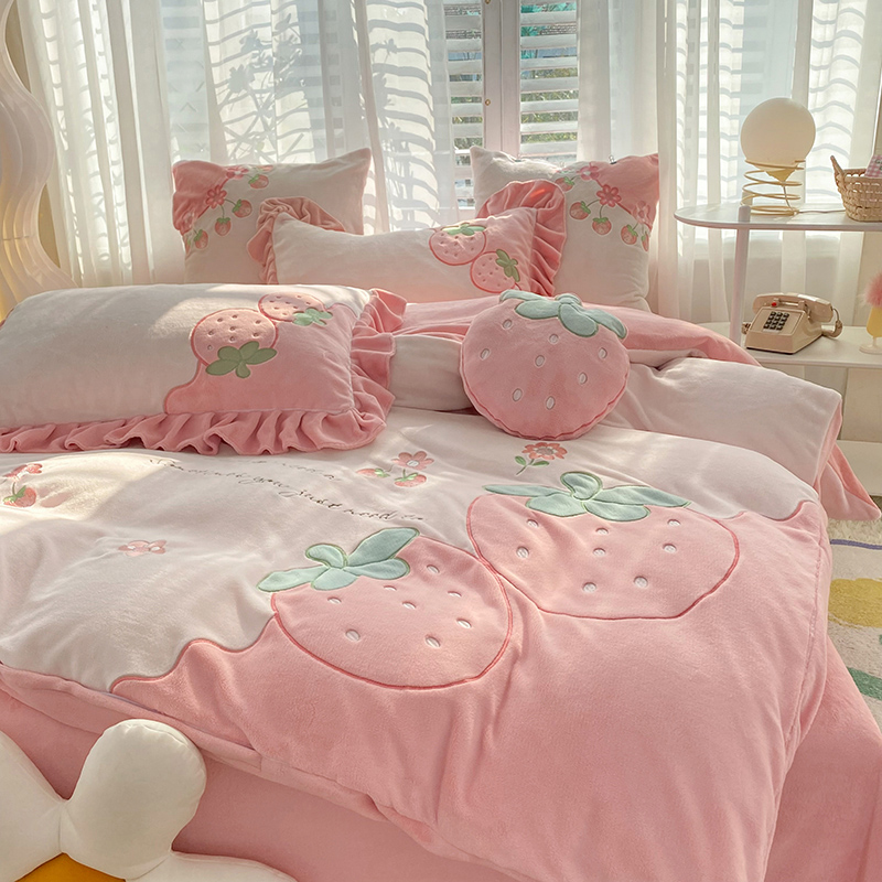 91家纺网 家纺一手货源 找家纺 绒棉世家2025新款全消光牛奶绒-粉色草莓牛奶绒贴布绣四件套