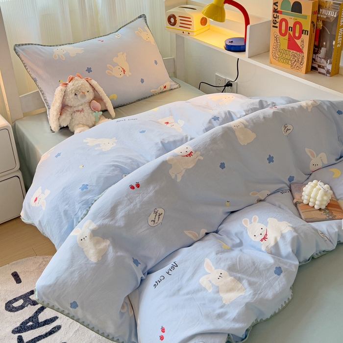 91家纺网 家纺一手货源 找家纺 贝扬思家纺 2024新款贝壳绣水洗双层纱系列-8月新品（学生三件套） 嗨皮兔