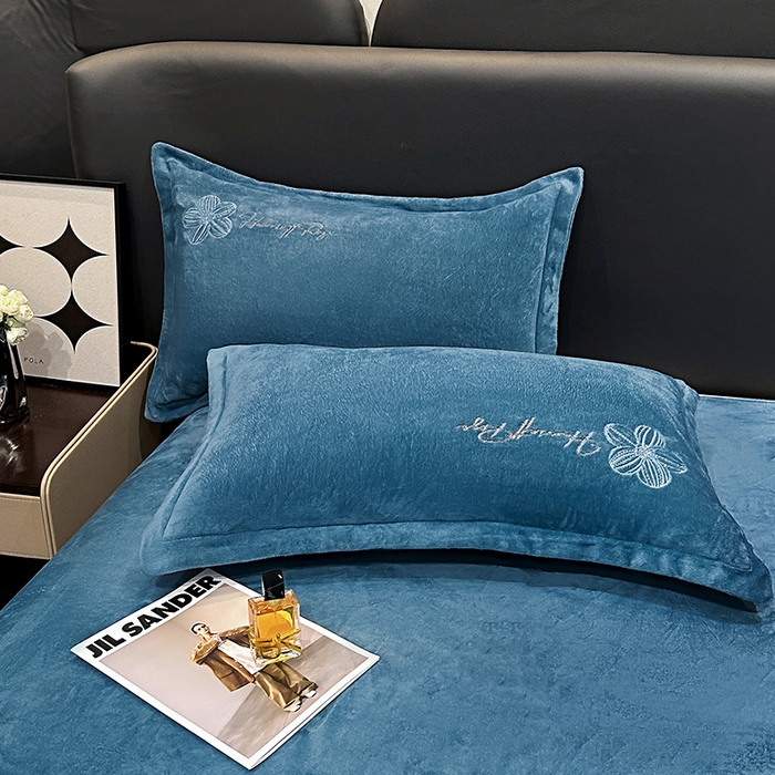 91家纺网 家纺一手货源 找家纺 陌乘坊家纺 2024新款牛奶绒刺绣四件套-倾城系列 倾城-宾利蓝