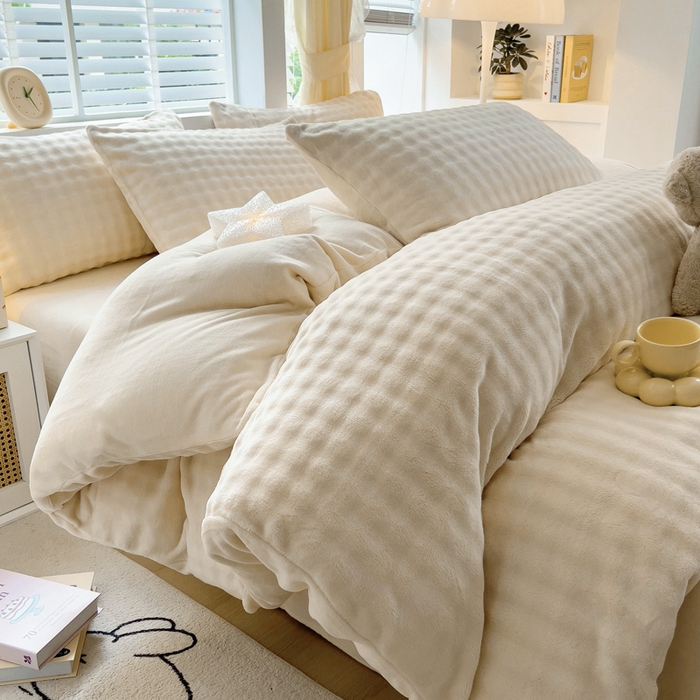 91家纺网 家纺一手货源 找家纺 琪琪阁家纺 2024新款牛奶绒泡泡绒四件套 奶油白