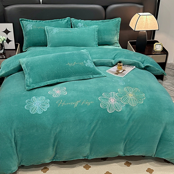 91家纺网 家纺一手货源 找家纺 陌乘坊家纺 2024新款牛奶绒刺绣四件套-倾城系列 倾城-孔雀绿