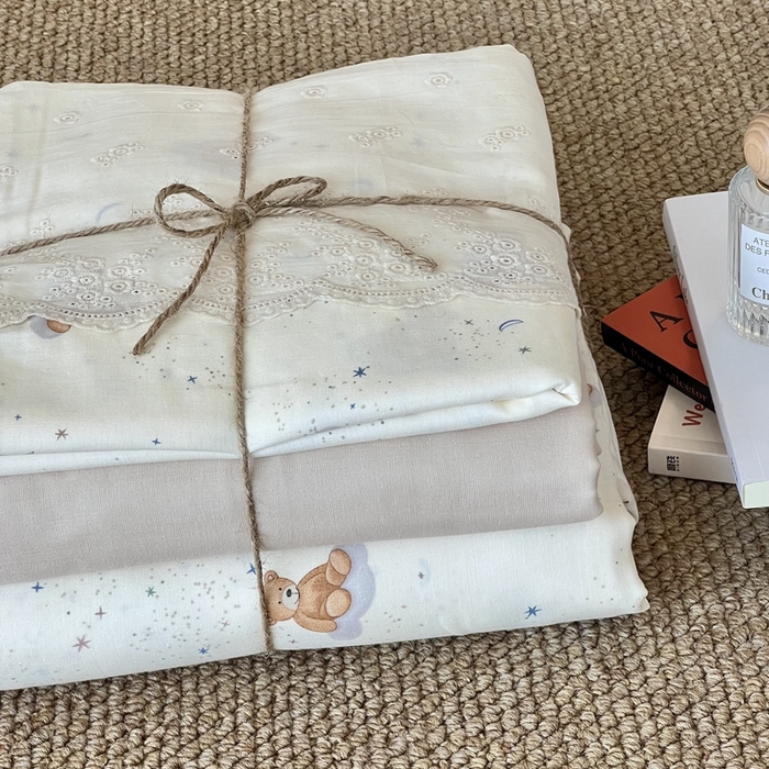 91家纺网 家纺一手货源 找家纺 2024新款全棉印花双层纱四件套--蕾丝花边款 熊仔星球