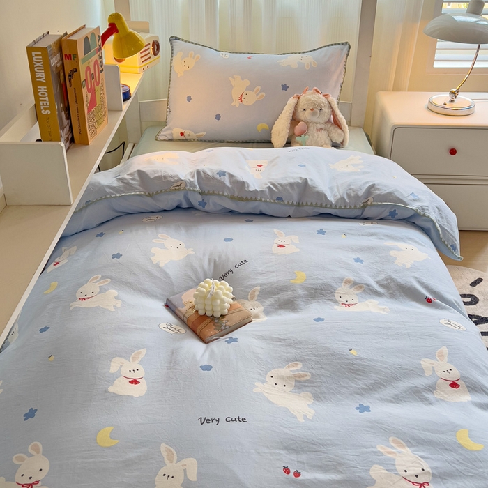 91家纺网 家纺一手货源 找家纺 贝扬思家纺 2024新款贝壳绣水洗双层纱系列-8月新品（学生三件套） 嗨皮兔