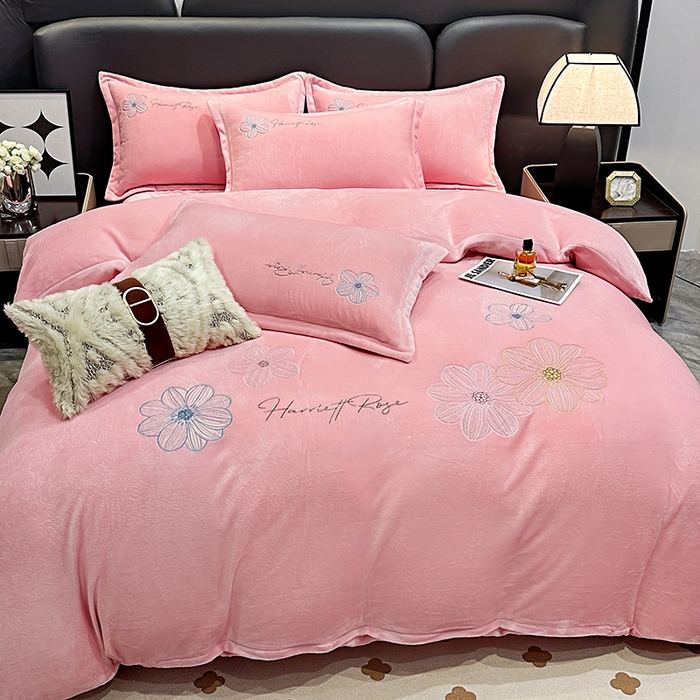 91家纺网 家纺一手货源 找家纺 陌乘坊家纺 2024新款牛奶绒刺绣四件套-倾城系列 倾城-樱花粉