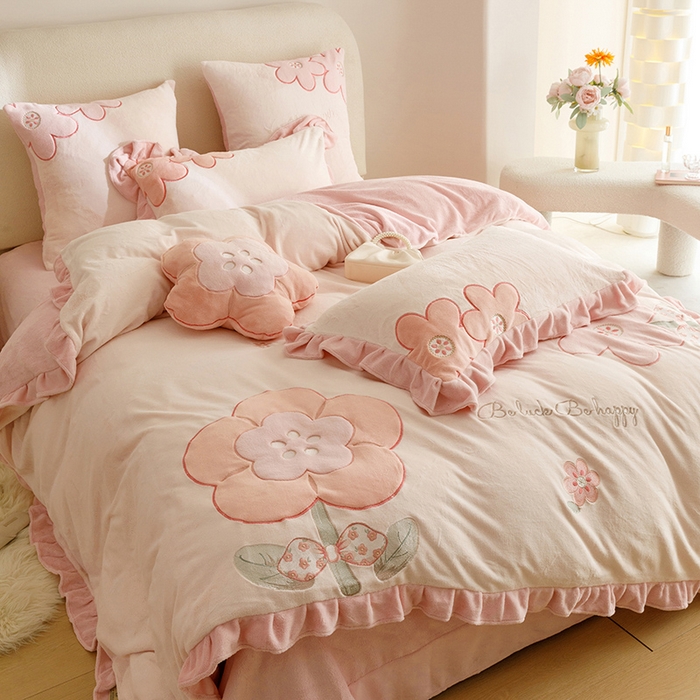 91家纺网 家纺一手货源 找家纺 绒梦里 2024新款加厚韩版贴布绣花牛奶绒-梦之花系列 梦之花-梦幻粉