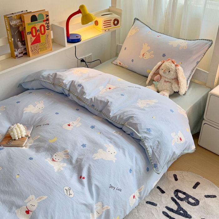 91家纺网 家纺一手货源 找家纺 贝扬思家纺 2024新款贝壳绣水洗双层纱系列-8月新品（学生三件套） 嗨皮兔