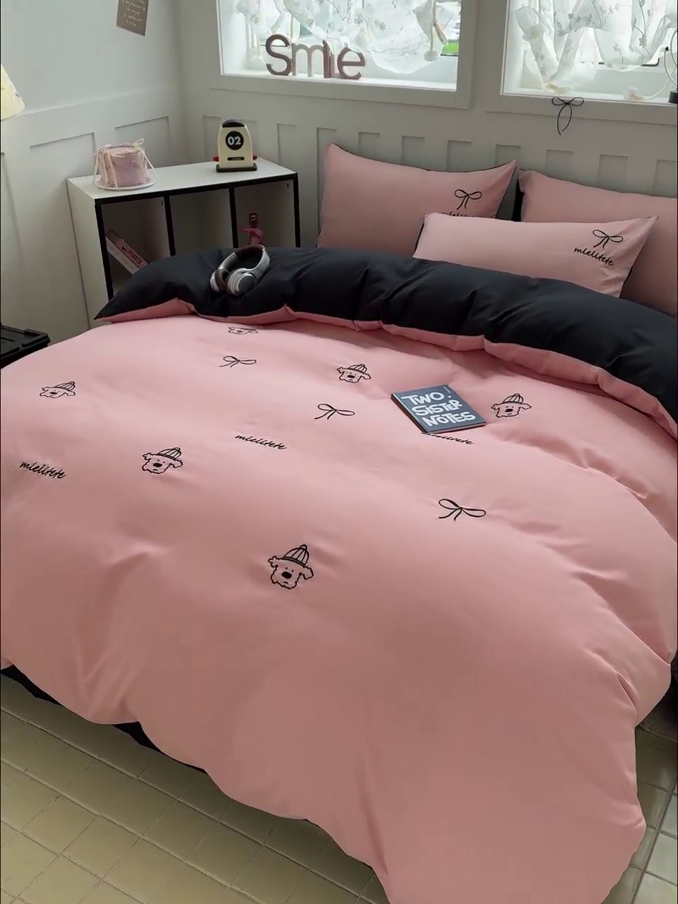 91家纺网 家纺一手货源 找家纺 曼谷 帽子狗刺绣四件套磨毛床上用品水洗棉三件套件 帽子狗-粉黑