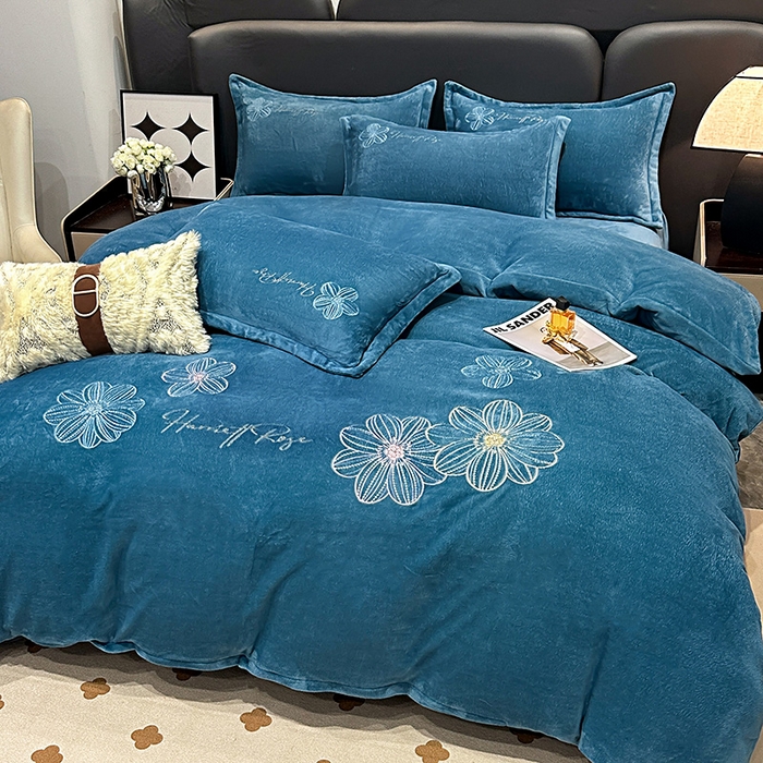 91家纺网 家纺一手货源 找家纺 陌乘坊家纺 2024新款牛奶绒刺绣四件套-倾城系列 倾城-宾利蓝