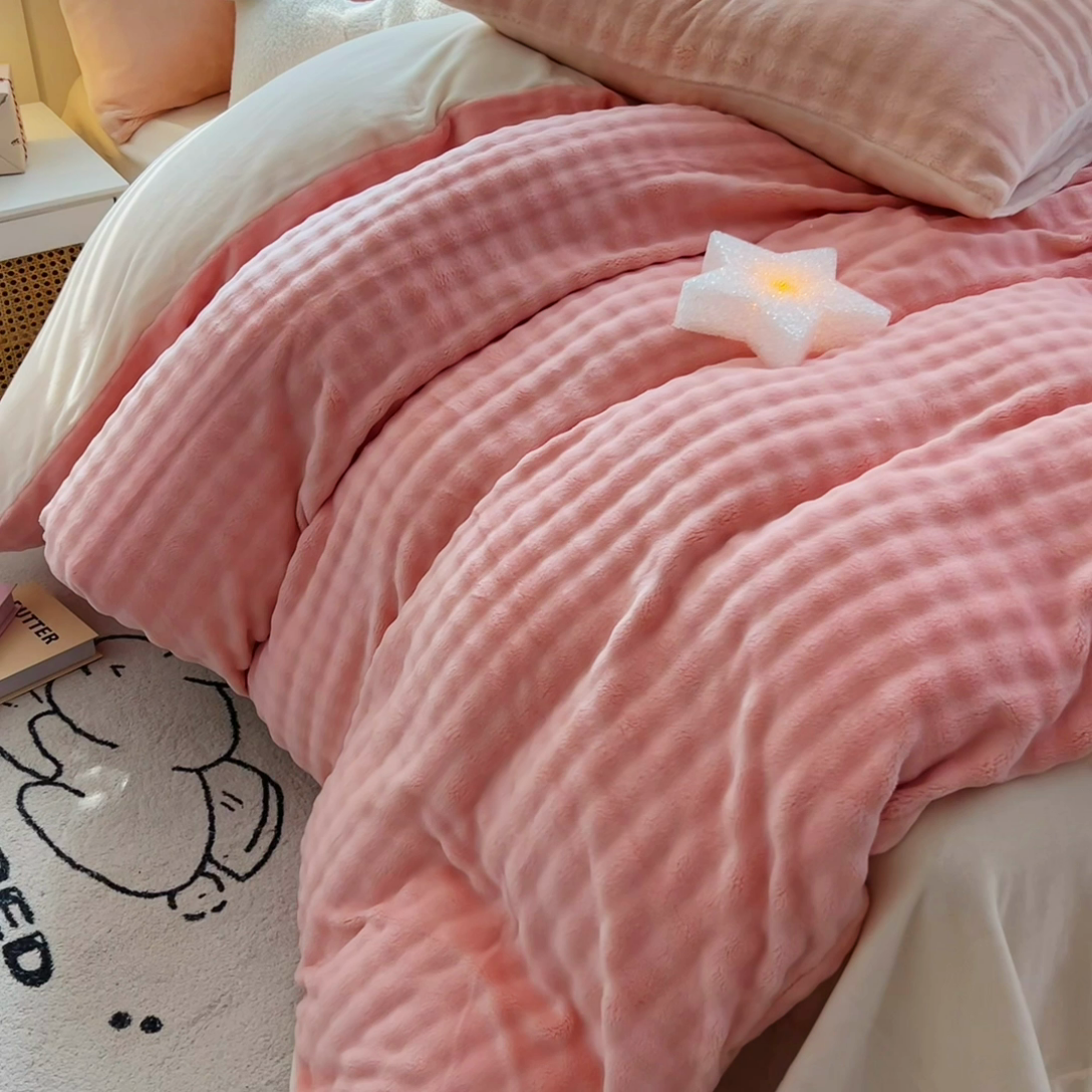 91家纺网 家纺一手货源 找家纺 琪琪阁家纺 2024新款牛奶绒泡泡绒单被套 樱花粉