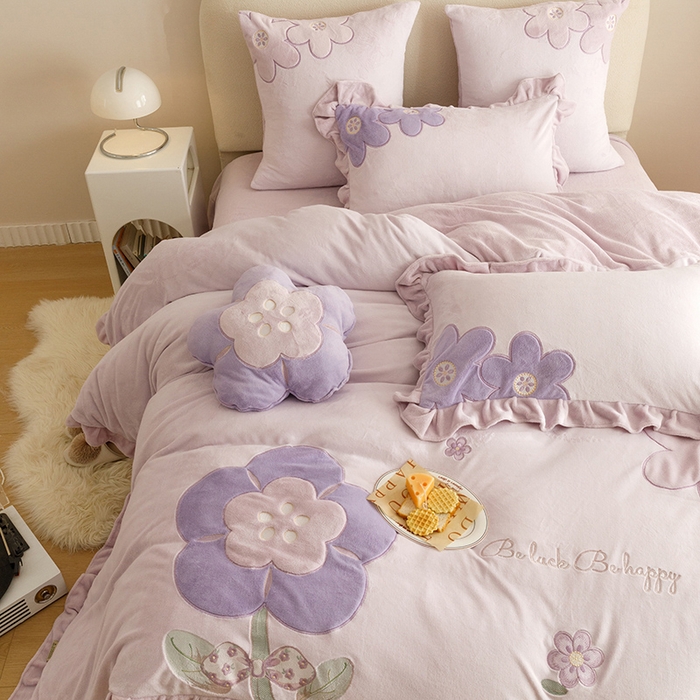 91家纺网 家纺一手货源 找家纺 绒梦里 2024新款加厚韩版贴布绣花牛奶绒-梦之花系列 梦之花-浪漫紫