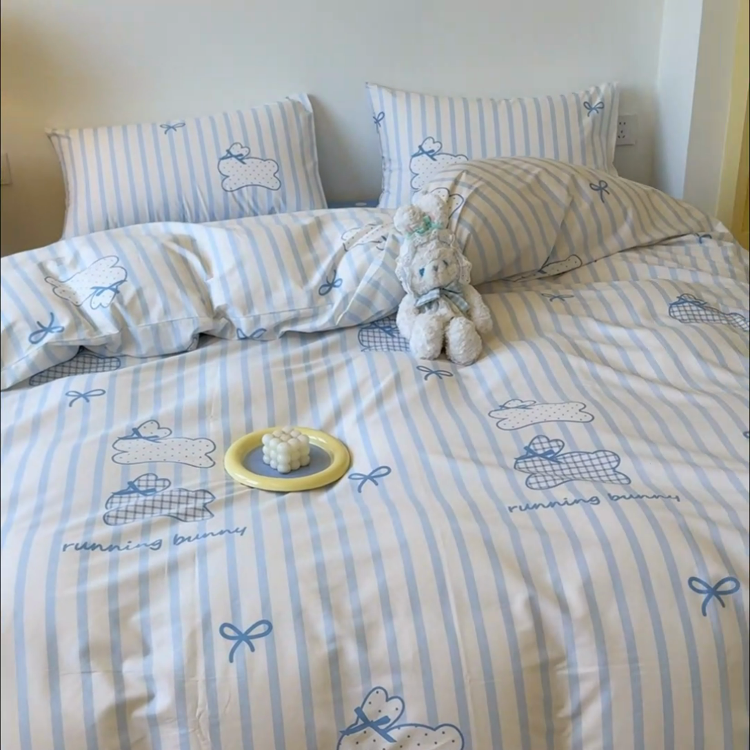 91家纺网 家纺一手货源 找家纺 感遇家纺 2024新款全棉印花四件套 浅蓝兔