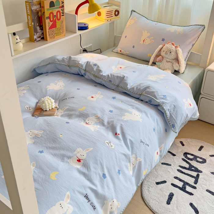 91家纺网 家纺一手货源 找家纺 贝扬思家纺 2024新款贝壳绣水洗双层纱系列-8月新品（学生三件套） 嗨皮兔