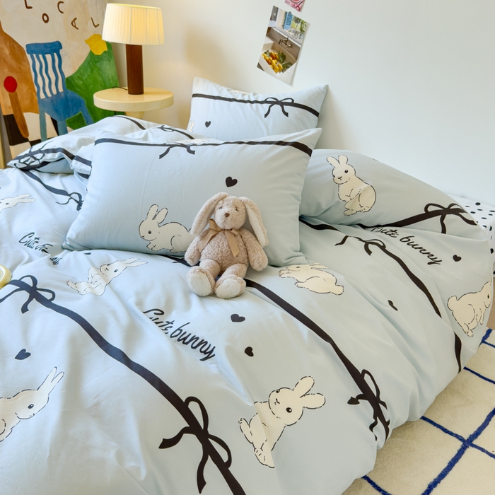 91家纺网 家纺一手货源 找家纺 感遇家纺 2024新款全棉印花四件套 大白兔蓝