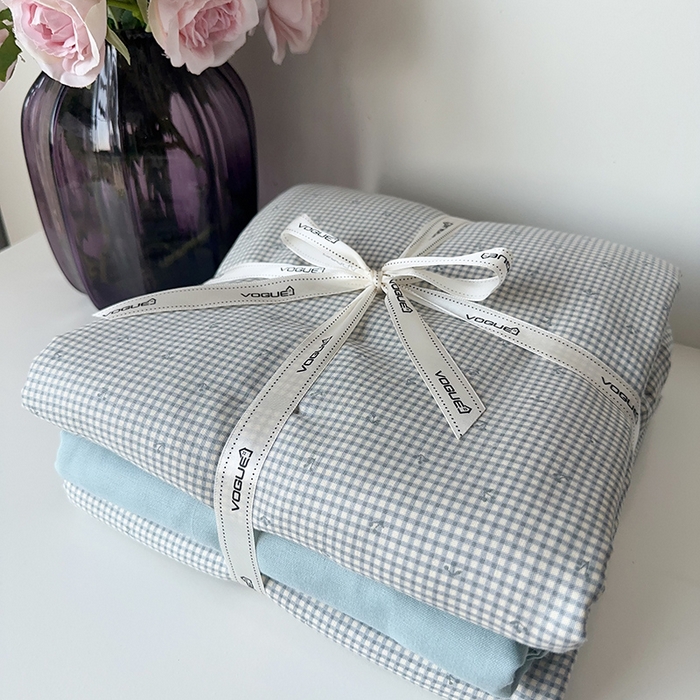 91家纺网 家纺一手货源 找家纺 麦伦家居 2024春夏新品全棉有氧双层纱印花系列四件套（叠拍图） 樱桃小格蓝