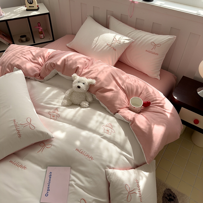 91家纺网 家纺一手货源 找家纺 曼谷 帽子狗刺绣四件套磨毛床上用品水洗棉三件套件 帽子狗-米白粉