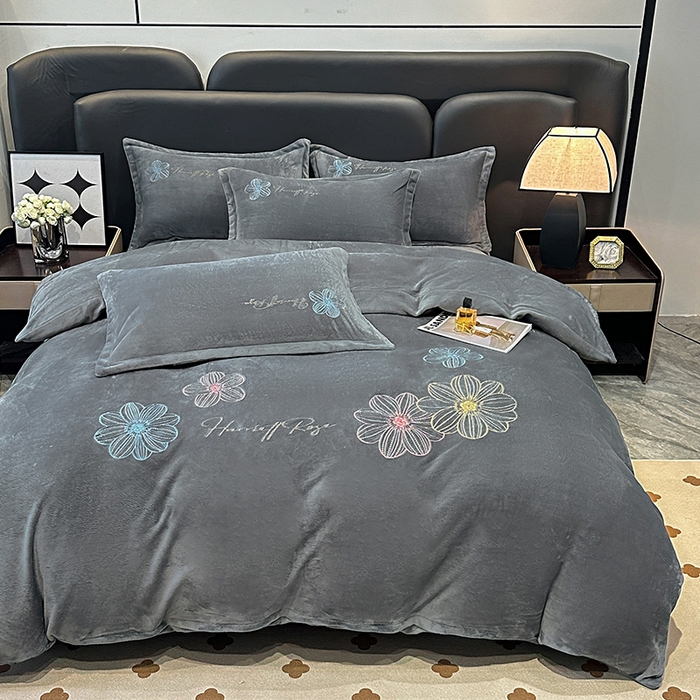 91家纺网 家纺一手货源 找家纺 陌乘坊家纺 2024新款牛奶绒刺绣四件套-倾城系列 倾城-高级灰