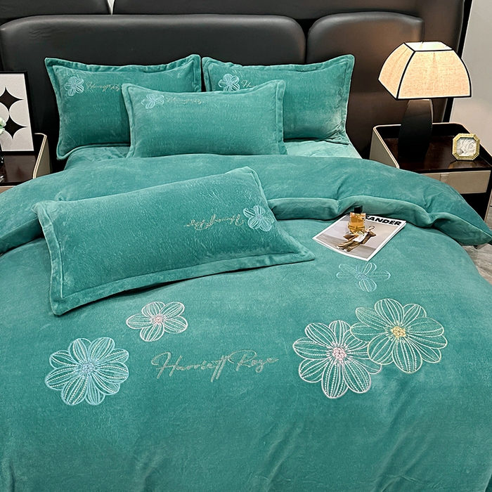 91家纺网 家纺一手货源 找家纺 陌乘坊家纺 2024新款牛奶绒刺绣四件套-倾城系列 倾城-孔雀绿