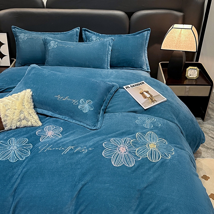 91家纺网 家纺一手货源 找家纺 陌乘坊家纺 2024新款牛奶绒刺绣四件套-倾城系列 倾城-宾利蓝