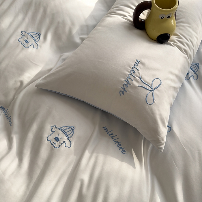 91家纺网 家纺一手货源 找家纺 曼谷 帽子狗刺绣四件套磨毛床上用品水洗棉三件套件 帽子狗-米白蓝