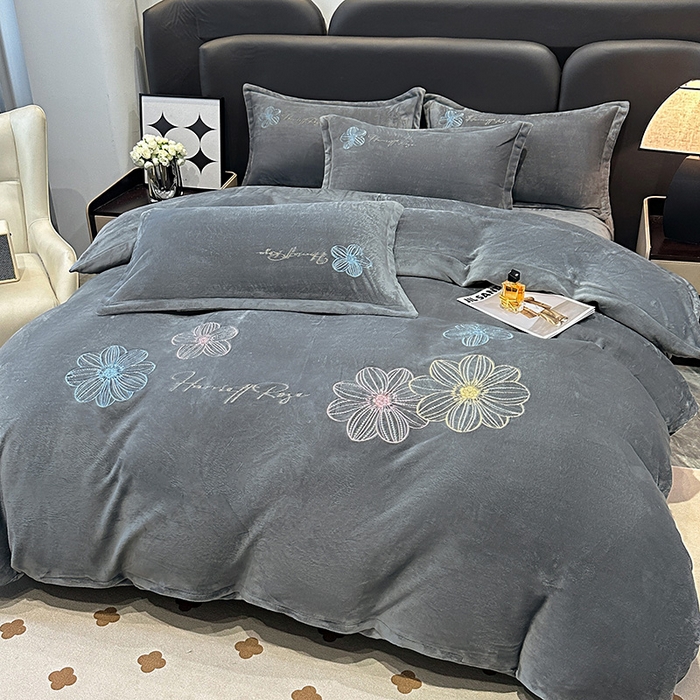 91家纺网 家纺一手货源 找家纺 陌乘坊家纺 2024新款牛奶绒刺绣四件套-倾城系列 倾城-高级灰