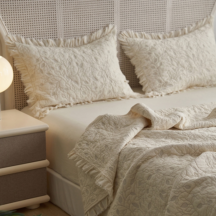 91家纺网 家纺一手货源 找家纺 安莱生活 2024新品百分百全棉密道绗缝成品酵素洗多功能床盖三件套 叶语